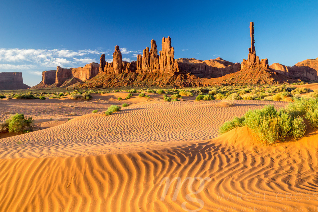 Totem Pole Rock in Monument Valley | desert scene with Totem Pole Rock in Monument Valley at sunrise - Realisiert mit Pictrs.com