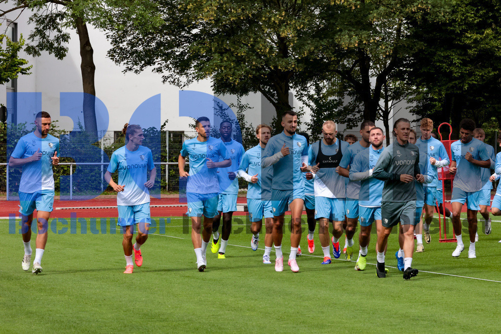 1. Fussball Bundesliga:  Trainingsauftakt VfL Bochum 1848 {date} -  | {headline}(Foto: Sebastian Sendlak / BOND)DFL regulations prohibit any use of photographs as image sequences and/or quasi-videos. - Realisiert mit Pictrs.com