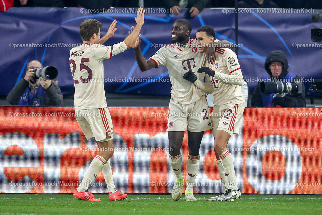UCL10122401094 | 10.12.2024, Fußball, UEFA Champions League, Schachtar Donezk - FC Bayern München, Arena AufSchalke Gelsenkirchen, 8. Spieltag Saison 2024 2025: Freuen sich zu Früh über das Tor - Abseitstor Thomas Müller (Bayern #25), Dayot Upamecano (Bayern #2) und Jamal Musiala (Bayern #42)DFB regulations prohibit any use of photographs as image sequences and or quasi-video.