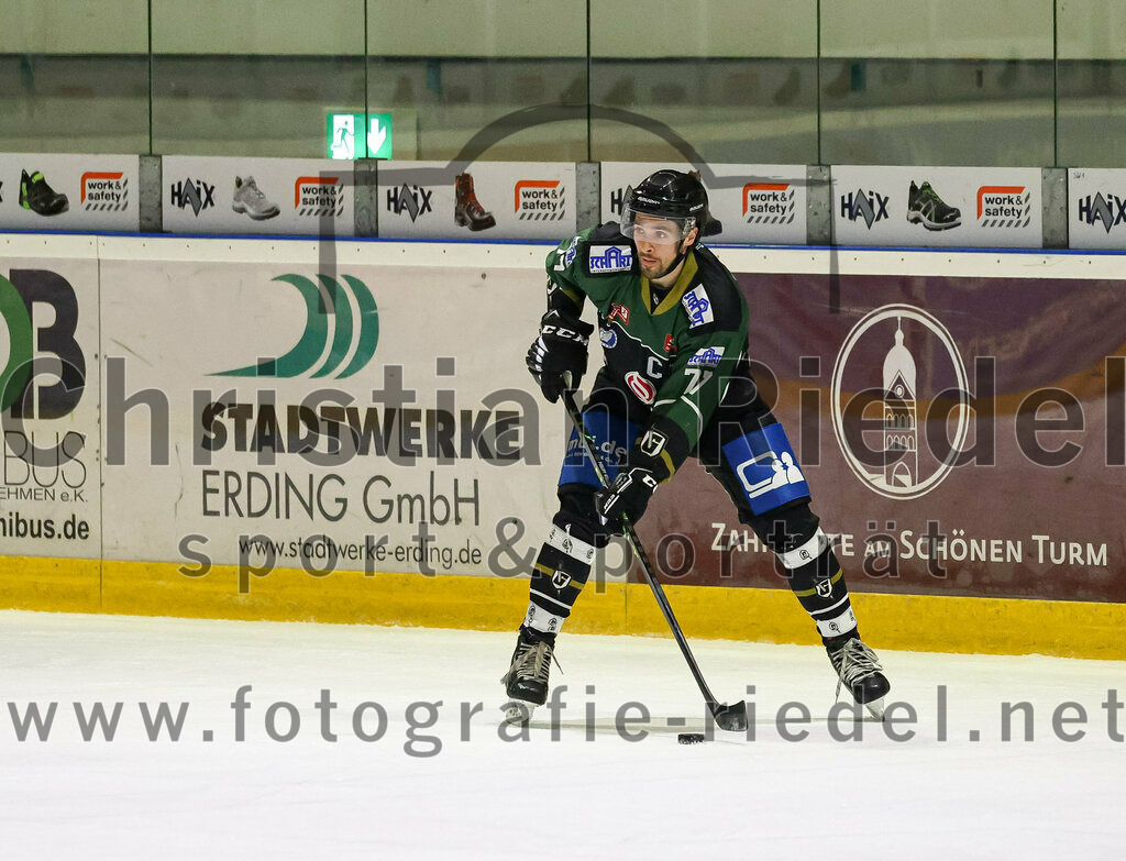 2023-01-06_050_TSV_Erding_gegen_ERV_Schweinfurt | Erding, Deutschland, 06.01.2023:
Eishockey, Bayernliga 2022 / 2023, 26. Spieltag, TSV Erding gegen ERV Schweinfurt, Endergebnis: 7:3

Philipp Michl (Erding Gladiators, #77)

Foto: Christian Riedel / fotografie-riedel.net