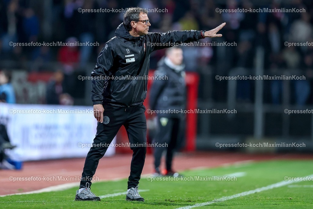 FKo26022601014 | 26.02.2026, Fußball, Landespokal Mittelrhein, SC Fortuna Köln - TSV Alemannia Aachen, Südstadion, Viertelfinale Bitburger-Pokal, Saison 2025 2026: Chefrainer Matthias Mink (Fortuna Köln) gestikulierend am Spielfeldrand   DFB regulations prohibit any use of photographs as image sequences and or quasi-video.
