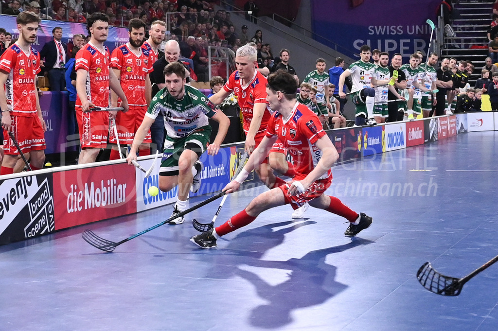 SV Wiler-Ersigen vs Floorball Köniz - 15. April 2023 | SV Wiler-Ersigen vs Floorball Köniz
Stimo Arena, Kloten
Marco Louis (#94 SV Wiler-Ersigen) gegen Pascal Michel (#34 Floorball Koeniz) und Yann Andrea Ruh (#81 Floorball Koeniz).
Bild: Sportfotografie Markus Aeschimann | www.markus-aeschimann.ch - Realisiert mit Pictrs.com