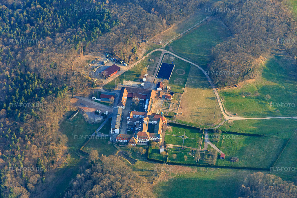 Luftbild: Pferdepension auf dem Kloster Liebfrauenberg in Bad Bergzabern im Bundesland Rheinland-Pfalz in Deutschland. Foto: IMG_076742.jpg vom 28.03.2015 durch Werner Riehm/FLY-FOTO.de