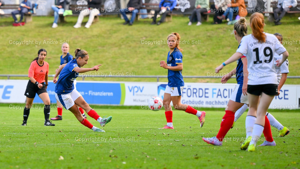 Holstein Kiel vs SV Henstedt-Ulzburg | Dieser Schuss von Samanta Carone (Holstein #7) geht über das Tor / Fußball-Regionalliga Nord Frauen 2025/2026 / Holstein Kiel vs SV Henstedt-Ulzburg / Waldwiese / Kiel / 14.09.25 - Realisiert mit Pictrs.com