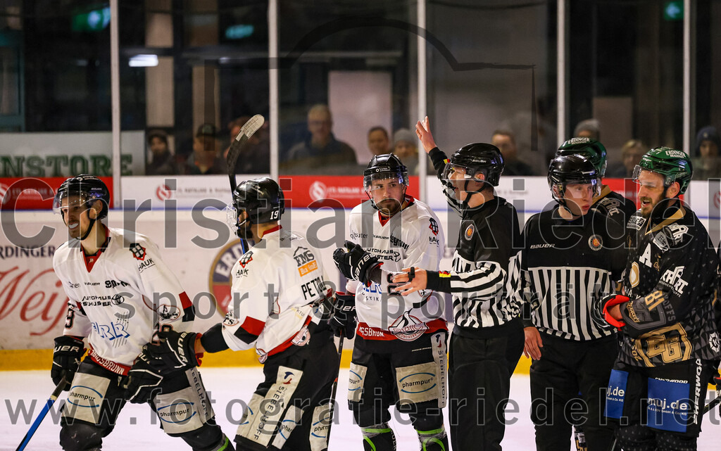 2024-03-15_008_TSV_Erding_gegen_EHC_Koenigsbrunn | Erding, Deutschland, 15.03.2024:
Eishockey, Bayernliga Playoffs 2023 / 2024, 3. Spieltag, TSV Erding gegen EHC Königsbrunn, Endergebnis: 3:4 n. V.

Dominic Erdt (EHC Königsbrunn, #29), Max Petzold (EHC Königsbrunn, #19), Julian Becher (EHC Königsbrunn, #98)

Foto: Christian Riedel / fotografie-riedel.net