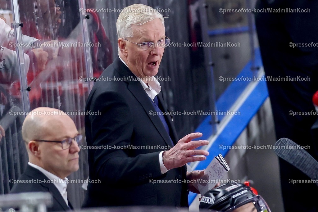 KEC20042601059 | 20.04.2026, Eishockey, DEL Halbfinale Play-Offs, Kölner Haie - Eisbären Berlin, Spiel 6, Lanxess-Arena Köln: Cheftrainer Kari Jalonen (Kölner Haie #hc) gestikulierend am Spielfeldrand  