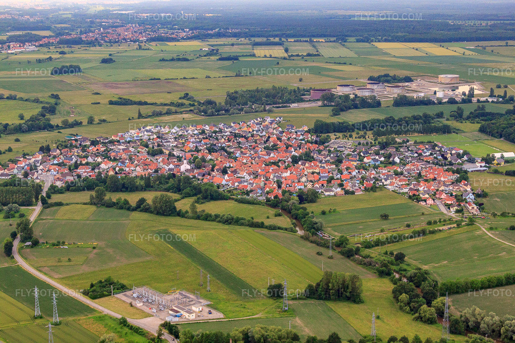 Aerial view: View of the town from the southeast in Rohrwiller in the state Bas-Rhin, France. – Photo: IMG_28842.jpg taken on 06/14/2010 by Werner Riehm/FLY-FOTO.com – Resolution of the original: 4752 x 3168 px