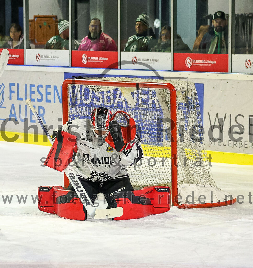 2025-11-25_137_TSV_Erding_gegen_EHF_Passau_Black_Hawks | Erding, Deutschland, 25.11.2025:Eishockey, Oberliga Süd 2025 / 2026, 20. Spieltag, TSV Erding gegen EHF Passau Black Hawks, Endergebnis: 2:3 n.V.Torwart Janik Engler (EHF Passau Black Hawks, #30)Foto: Christian Riedel / fotografie-riedel.net