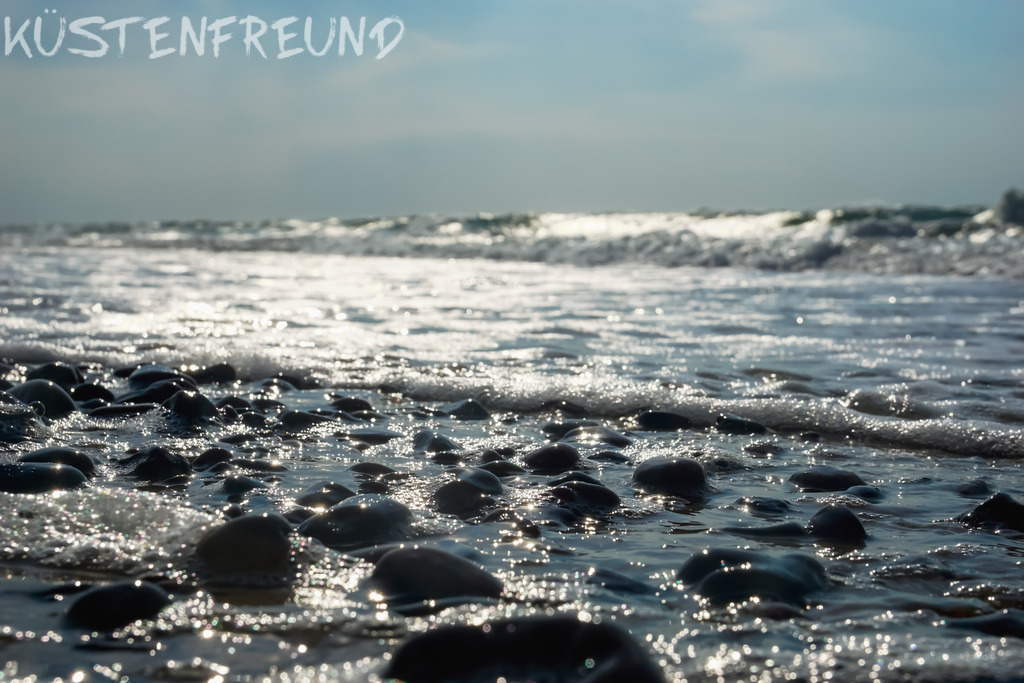 Ostsee Wasserkante // Black Stone | Entdecke deine Lieblingslandschaft von der Küste – auf Ostsee Leinwand, Nordsee Leinwand, Alu Dibond oder Acrylglas, passend für jeden Geschmack und Raum.