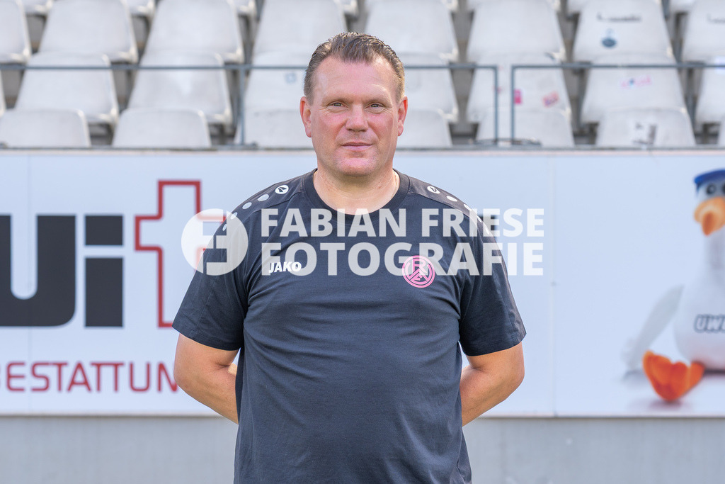 Rot-Weiss Essen; 3. Liga, Portraettermin 2026/2027, Foto: Eibner-Pressefoto/Fabian Friese | UWE KOSCHINAT (Cheftrainer),Rot-Weiss Essen; 3. Liga, Portraettermin 2026/2027, Foto: Eibner-Pressefoto/Fabian Friese - Realisiert mit Pictrs.com