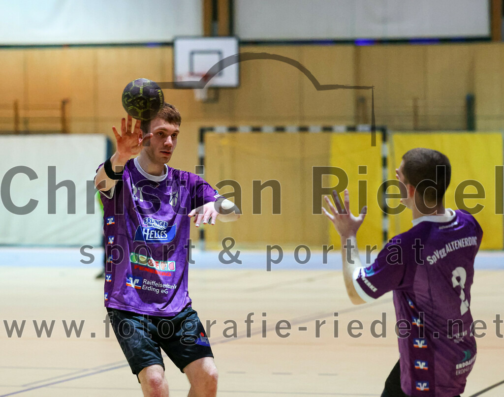 2023-03-11_045_SpVgg_Altenerding_gegen_SSG_Metten | Erding, Deutschland, 11.03.2023:
Handball, Bezirksoberliga Männer 2022 / 2023, 17. Spieltag, SpVgg Altenerding gegen SSG Metten, Endergebnis: 26:22

Severin Lößl (SpVgg Altenerding, #21), Joseph Wyhnalek (SpVgg Altenerding, #2)

Foto: Christian Riedel / fotografie-riedel.net