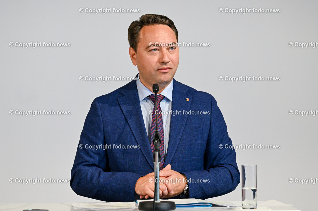 Pressekonferenz LH Stelzer_ LH-Stv. Haimbuchner_ Arbeitsklausur 2023_ 12.09.2023-27 | 12.09.2020, OK Mediendeck Linz, AUT, Pressekonferenz LH Thomas Stelzer, LH-Stv. Manfred Haimbuchner, Menschen entlasten. Wirtschaft foerdern, Präsentation der Ergebnisse der Arbeitsklausur von OoeVP und FPoe Oberoesterreich, im Bild LH-Stv. Manfred Haimbuchner (FP)