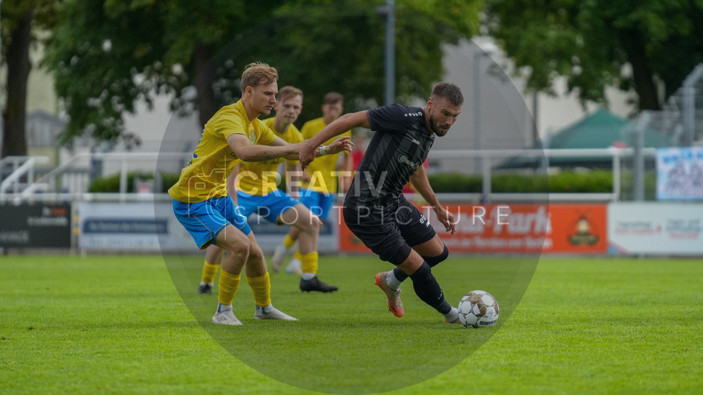 Fußball, Herren, Saison 2025/2026, Regionalliga Nordost, 2. Spieltag, FSV 63 Luckenwalde vs. Chemnitzer FC, Samstag 02.08.2025, Werner-Seelenbinder-Stadion Luckenwalde | Fußball, Herren, Saison 2025/2026, Regionalliga Nordost, 2. Spieltag, FSV 63 Luckenwalde vs. Chemnitzer FC, Samstag 02.08.2025, Werner-Seelenbinder-Stadion Luckenwalde, Im Bild: Fabio Schneider (l. Luckenwalde) und Niclas Erlbeck (r. Chemnitz) - Realisiert mit Pictrs.com