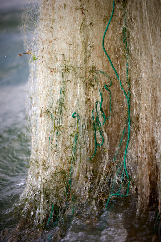 Fischernetz wird ausgewaschen | San Feliciano, Italien - August 31, 2016: Fischernetz wird ausgewaschen. - Realisiert mit Pictrs.com