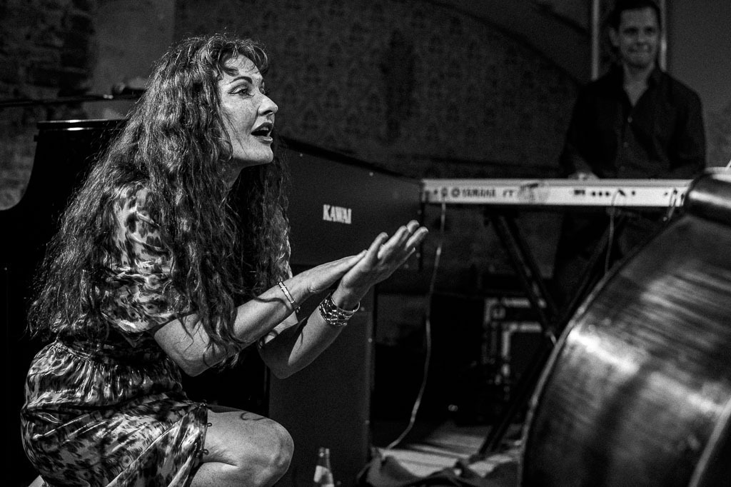 Maria Markesini Konzert | Maria Markesini meets Klazz Brothers im Forte Belvedere Leisnig zum Festival Hallo Leisnig 2022. - Realisiert mit Pictrs.com