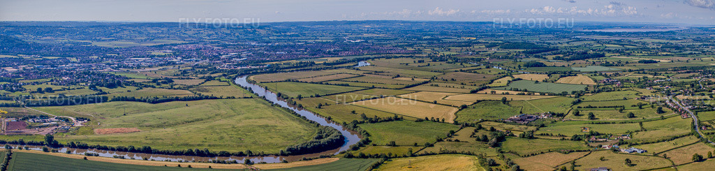 Vue aérienne: Panorama de la rivière Severn près de Lassington à Gloucester dans le département Angleterre, Grande Bretagne. Photo: IMG_40744().jpg prise le 11/06/2011 par Werner Riehm/FLY-FOTO.euRésolution de l'original: 9606 x 2302 px