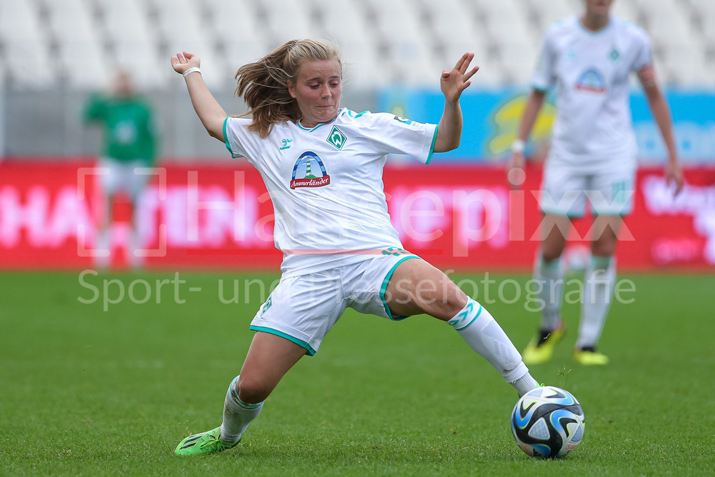 Fussball, Google Pixel Frauen-Bundesliga, SGS Essen - SV Werder Bremen | v.li.: Ricarda Walkling (SV Werder Bremen, 13) am Ball, Einzelbild, Ganzkörper, Aktion, Action, Spielszene, DIE DFB-RICHTLINIEN UNTERSAGEN JEGLICHE NUTZUNG VON FOTOS ALS SEQUENZBILDER UND/ODER VIDEOÄHNLICHE FOTOSTRECKEN. DFB REGULATIONS PROHIBIT ANY USE OF PHOTOGRAPHS AS IMAGE SEQUENCES AND/OR QUASI-VIDEO.