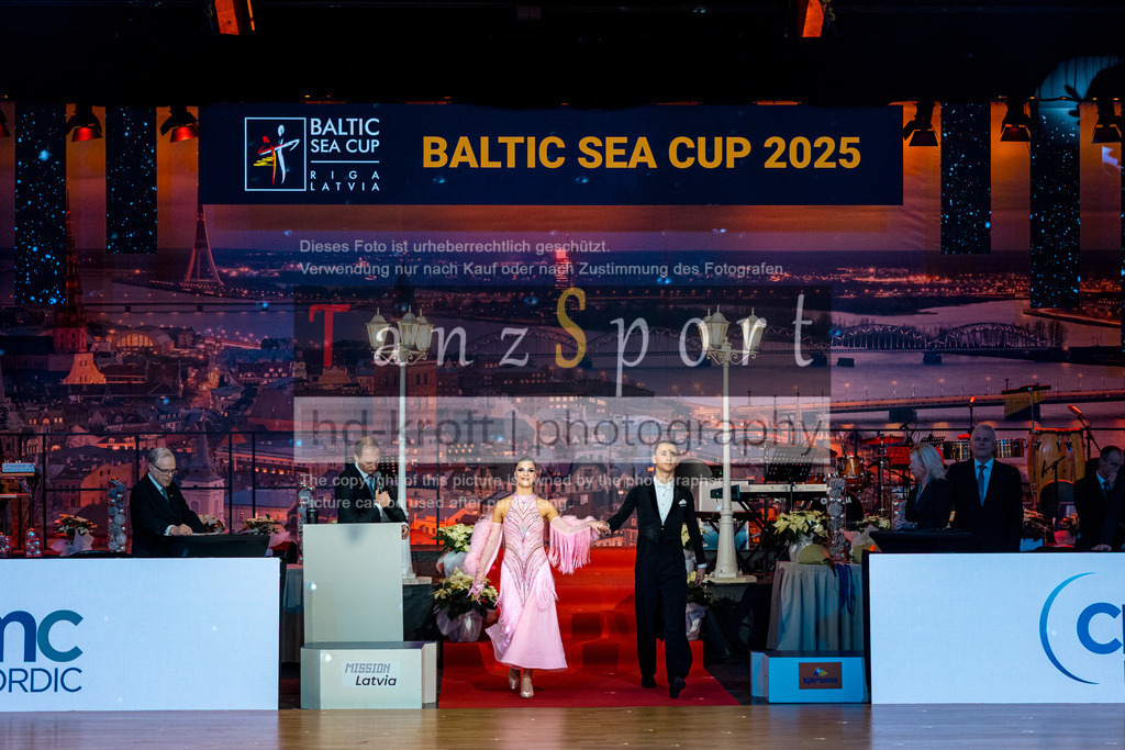 20251212_WDSF_World_Ch_Cup_RS-Std_1447-2 | Tanzsportbilder, Standardtanz, Lateintanz, WDSF, DTV, LTVB, dancecomp, goc, hessen tanzt, blaues band der spree, walzer, tango, wiener walzer, slowfox, quickstepp, samba, rumba, cha-cha-cha, paso doble. jive, hd-kroft photography, turniertanzsport