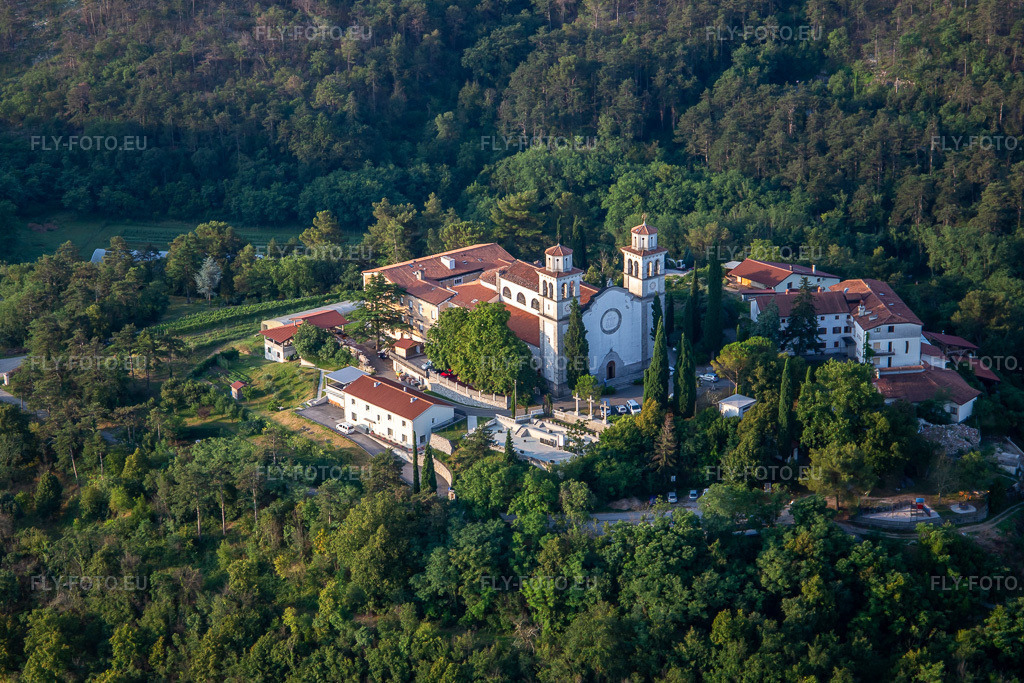 Vue aérienne: Castle / Mirenski grad à le quartier Miren in Miren-Kostanjevica dans le département Slovénie, Slovénie – .Photo: IMG_137585.jpg prise le 16/07/2023 par Werner Riehm/FLY-FOTO.eu – Résolution de l'original: 4898 x 3265 px – /sl
