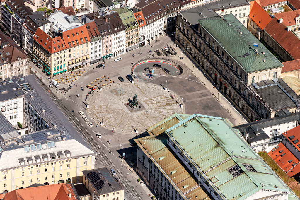 dr__0056632.jpg | MüNCHEN 13.07.2020 Platz- Ensemble " Max-Joseph-Platz " mit Denkmal für König Max I. Joseph und Blick auf Palais Toerring-Jettenbach im Innenstadt- Zentrum der Altstadt in München im Bundesland Bayern, Deutschland. // Square ensemble "Max-Joseph-Platz" with monument to King Max I. Joseph and a view of the Palais Toerring-Jettenbach in the city center of the old town in Munich in the state Bavaria, Germany. Foto: Daniel Reiter