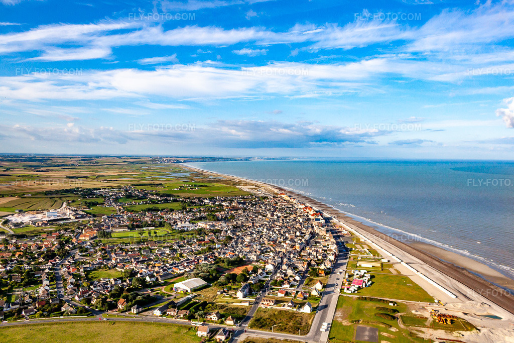 Aerial view: View of the town from the north in Cayeux-sur-Mer in the state Somme, France.Photo: IMG_70948.jpg taken on 08/24/2014 by Werner Riehm/FLY-FOTO.comResolution of the original: 4752 x 3168 px