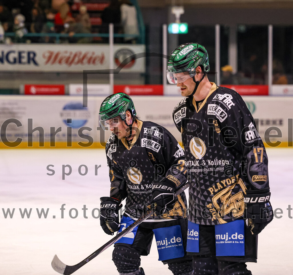 2024-03-15_038_TSV_Erding_gegen_EHC_Koenigsbrunn | Erding, Deutschland, 15.03.2024:
Eishockey, Bayernliga Playoffs 2023 / 2024, 3. Spieltag, TSV Erding gegen EHC Königsbrunn, Endergebnis: 3:4 n. V.

Thomas Matheson (Erding Gladiators, #37), Elia Ostwald (Erding Gladiators, #17)

Foto: Christian Riedel / fotografie-riedel.net