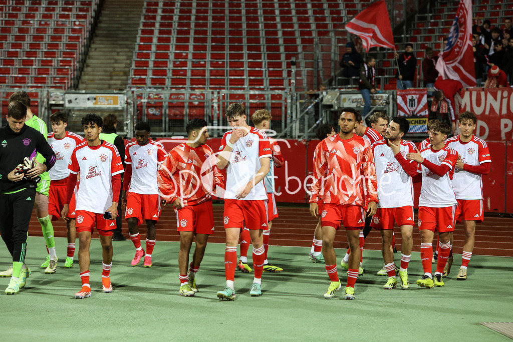 1. FC Nürnberg II - FC Bayern Amateure | Die Spieler der Amateure lassen nach der Niederlage in Nuernberg die Koepfe haengen