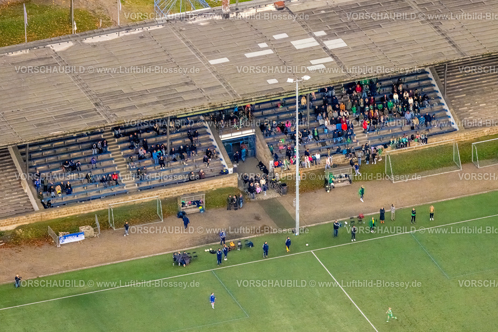 Gelsenkirchen231103060 | Luftbild, Tribüne und Zuschauern und Trainer und Trainerinnen am Spielfeldrand der Kampfbahn Glückauf, Fußballstadion des DJK Teutonia Schalke-Nord 1921 e.V., ehemalige Heimspielstätte des FC Schalke 04, Schalke-Nord, Gelsenkirchen, Ruhrgebiet, Nordrhein-Westfalen, Deutschland