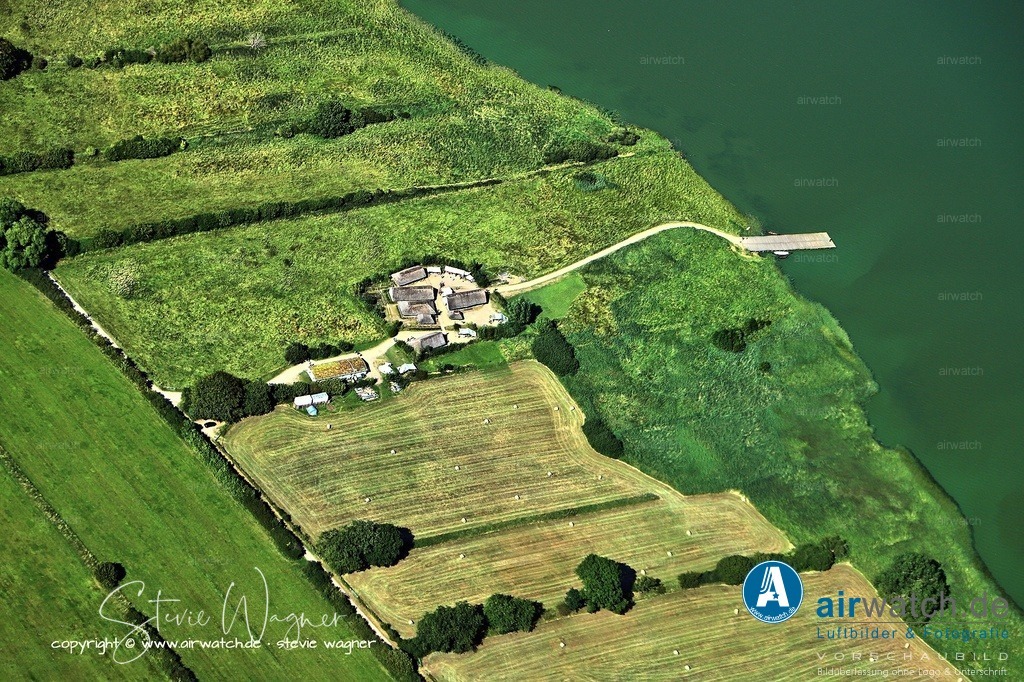 Haithabu - Verteidigungssystem des Danewerks - Luftbild | Zudem war Haithabu fest in das Verteidigungssystem des Danewerks eingebunden, was Sicherheit für Händler bot.  Die Stadt entwickelte sich so zu einem multikulturellen Zentrum mit Bewohnern aus Dänemark, Skandinavien, dem Fränkischen Reich, Slawien und dem Orient.