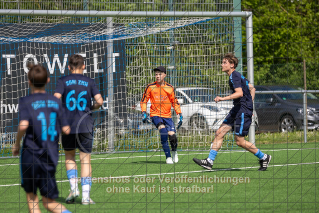 20250503_154023_0624 | #, 1.FC Eislingen (hellblau) vs. SGM TSG Zell-Hattenhofen-Holzmaden (dunkelblau), Jugend-Fussball, C-Junioren Landesstaffel Mitte, 18. Spieltag, Saison 20242025, Kunstrasenplatz, Haldenstraße 45, 73054 Eislingen, 03.05.2025 - 1500 Uhr,Foto: PhotoPeet-Sportfotografie/Peter Harich