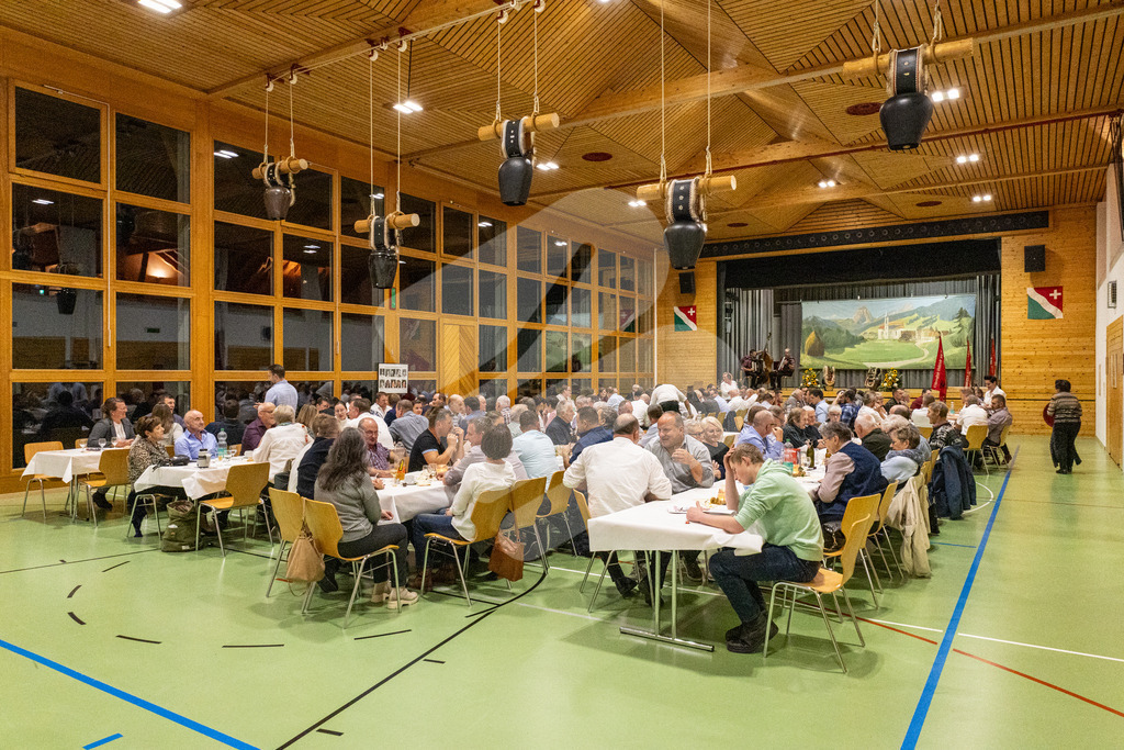 SKE100J_5031 | Die Schwinger des Schwyzer Kantonalen Schwingerverbandes: Fotos, die Dynamik und Leidenschaft festhalten, sowie emotionale Momente aus dem traditionellen Schwingsport zeigen. - Realisiert mit Pictrs.com