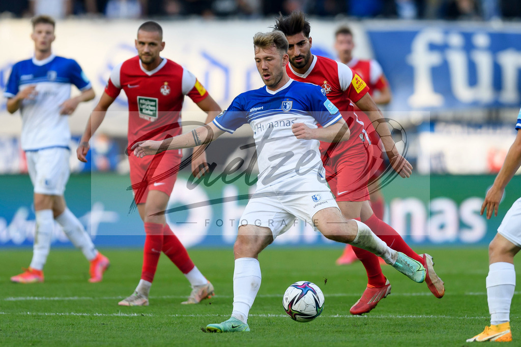 FCMFCK20210904_160 | Fussball, Herren: Connor Krempicki (1. FC Magdeburg) in Aktion, am Ball, Einzelaktion beim Spiel der 3. Liga zwischen 1. FC Magdeburg und 1. FC Kaiserslautern in der MDCC-Arena am 04.09.2021 in Magdeburg, Deutschland.DFB / DFL REGULATIONS PROHIBIT ANY USE OF PHOTOGRAPHS AS IMAGE SEQUENCES AND/OR QUASI-VIDEO. - Realisiert mit Pictrs.com