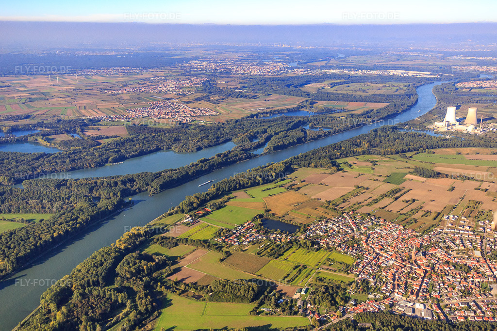 Luftbild: Ortsansicht aus Süden am Rhein bis zum AKW im Ortsteil Rheinsheim in Philippsburg im Bundesland Baden-Württemberg in Deutschland. Foto: IMG_072883.jpg vom 23.09.2014 durch Werner Riehm/FLY-FOTO.deAuflösung des Originals: 4991 x 3327 px