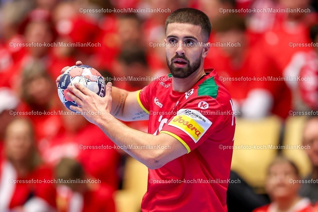 EHF16012601070 | 16.01.2026, Handball, Men's EHF EURO 2026, Portugal - Rumänien, Jyske Bank Boxen in Herning, Dänemark, Preliminary Round:  Martim Mota Costa (Portugal #79) 