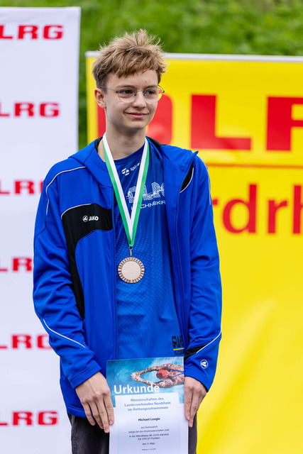 DLRG, Wettkampf, Rettungssport, Landesverbandsmeisterschaften 2026 13.06.2026 | Bedburg, Deutschland - June, 13: Siegerehrung der AK13/14 männlich der Landesverbandsmeisterschaften 2026 im MonteMare Bedburg. Platz 3: Michael Lengle (DLRG OG Hochneukirch) (Foto: Benedikt Lang (DLRG) - Realisiert mit Pictrs.com