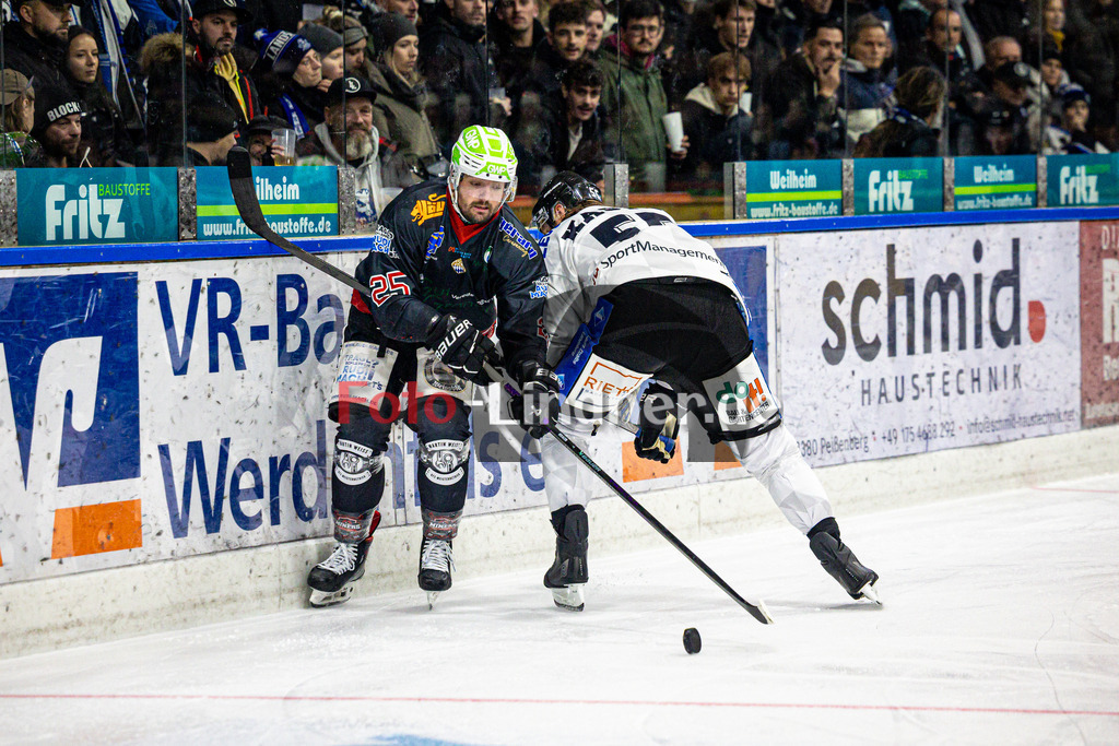 Peißenberg MINERS gegen HC Landsberg RIVER KINGS | Eishockey Bayernliga 2025/26 Vorrunde 4. Spieltag, Peißenberg MINERS gegen HC Landsberg RIVER KINGS, 20251024,Zweikampf,2025-10-24 in Peißenberg (flatbuy Arena Peißenberg), Marius KLEIN (MINERS 25), Christopher KASTEN (RIVERKINGS 55)Copyright: WolfgangxLindner www.foto-lindner.de