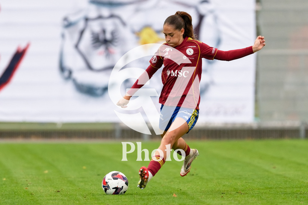 DZ9_4794_c | Switzerland: AXA Womens Super League 2025/26, Servette FC Chenois Feminin vs FC Aarau Frauen - Stade des Trois-Chene, Chene-Bourge: Amina Muratovic (23 Servette FC Chenois Feminin) shoots the ball (action) 