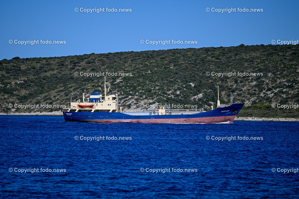 Kroatien_ Brac_ Insel in Dalmatien_ Milna_ 18.07.2025-29 | 18.07.2025, Kroatien, HRV, Brac, Insel in Dalmatien, Milna im Bild Themenbild, Schiff, Frachtschiff, Eastcoast, Durchfahrt Splitska Vrata zwischen den Inseln Solta und Brac, Meer, Adria, Feature, Symbolbild