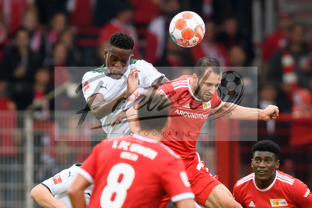 FCUBMG20210829_055 | Fussball, Herren: Denis Zakaria (Borussia Moenchengladbach) und Levin Oeztunali (1.FC Union Berlin) im Zweikampf beim Spiel der 1. Bundesliga zwischen 1. FC Union Berlin und Borussia Moenchengladbach im Stadion An der Alten Foersterei am 29.08.2021 in Berlin, Deutschland. - Realisiert mit Pictrs.com