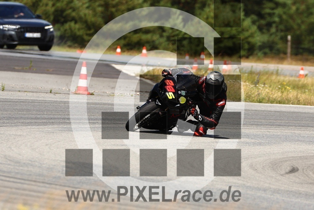 0285-20250703_10795 | Schöne Erinnerungen an spannende Momente - das festzuhalten ist unser Job. PIXELrace.de ist seit 2003 auf den Rennstrecken Europas unterwegs um die Action draußen beim Fahren und die wunderbare Stimmung imm Fahrerlager für euch einzufangen.