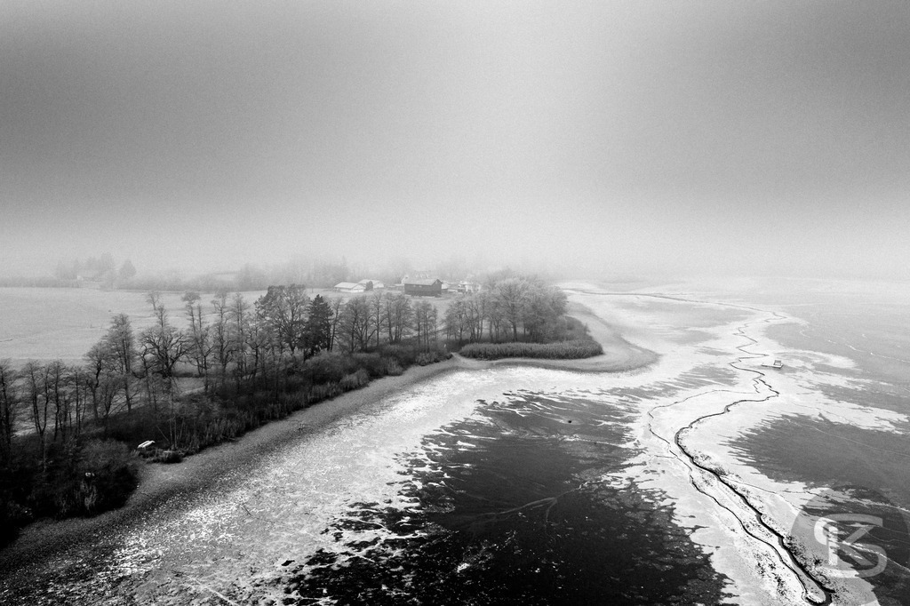 Im Nebel – Minimalistische Seelandschaften in Schwarzweiß | Reduzierte Schwarzweiß-Fotografie-Serie von nebelverhangenen Seelandschaften. Reduzierte Kompositionen mit Baumsilhouetten und diffusem Morgenlicht von Stefan Kuhn. Limitierte Fine Art Prints. - Realisiert mit Pictrs.com