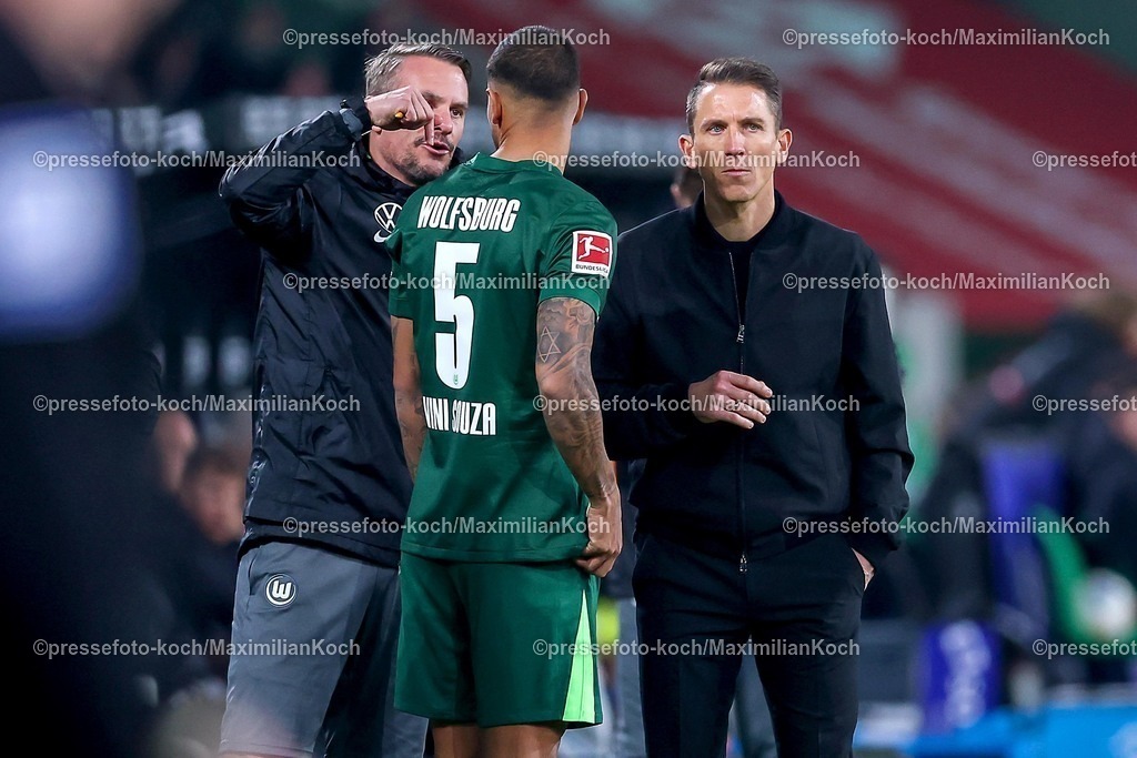 BMG13122502179 | 13.12.2025, Fußball, Borussia Mönchengladbach - VfL Wolfsburg, 1. Fußball Bundesliga, 14.Spieltag, Borussia-Park, Saison 2025 2026: Vini Souza&nbsp;(VfL Wolfsburg #05) im Gespräch mit Interimstrainer Daniel Bauer (VfL Wolfsburg #hc) an der Seitenlinie  DFB regulations prohibit any use of photographs as image sequences and or quasi-video.