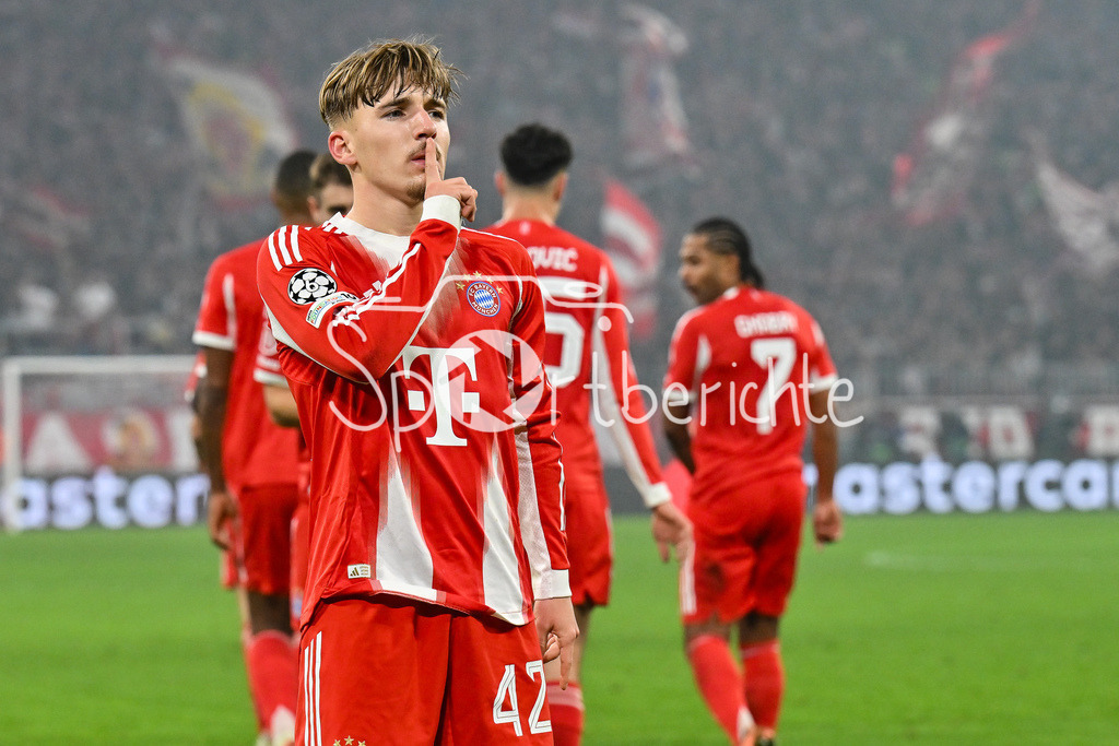 FC Bayern München - Sporting Lissabon | MUNICH, GERMANY - 09. DECEMBER: Jubel der Bayern nach dem Treffer zum 2-1 durch Lennart KARL (FC Bayern Munich 42) / Tor / Torschuetze / Freude / Happy während dem Match zwischen dem FC Bayern München und Sporting Lissabon am 6. Spieltag der UEFA Champions League Ligaphase in der Allianz Arena
