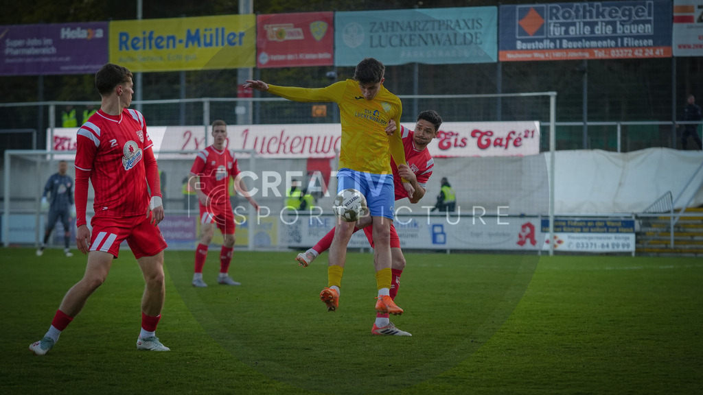 Fußball, Herren, Saison 2025/2026, Regionalliga Nordost, 22. Spieltag, FSV 63 Luckenwalde vs. Hallescher FC, Dienstag 07.04.2026, Werner-Seelenbinder-Stadion Luckenwalde, | Fußball, Herren, Saison 2025/2026, Regionalliga Nordost, 22. Spieltag, FSV 63 Luckenwalde vs. Hallescher FC, Dienstag 07.04.2026, Werner-Seelenbinder-Stadion Luckenwalde, Im Bild: Mike Bachmann (Luckenwalde) und Niklas Landgraf (HFC) - Realisiert mit Pictrs.com