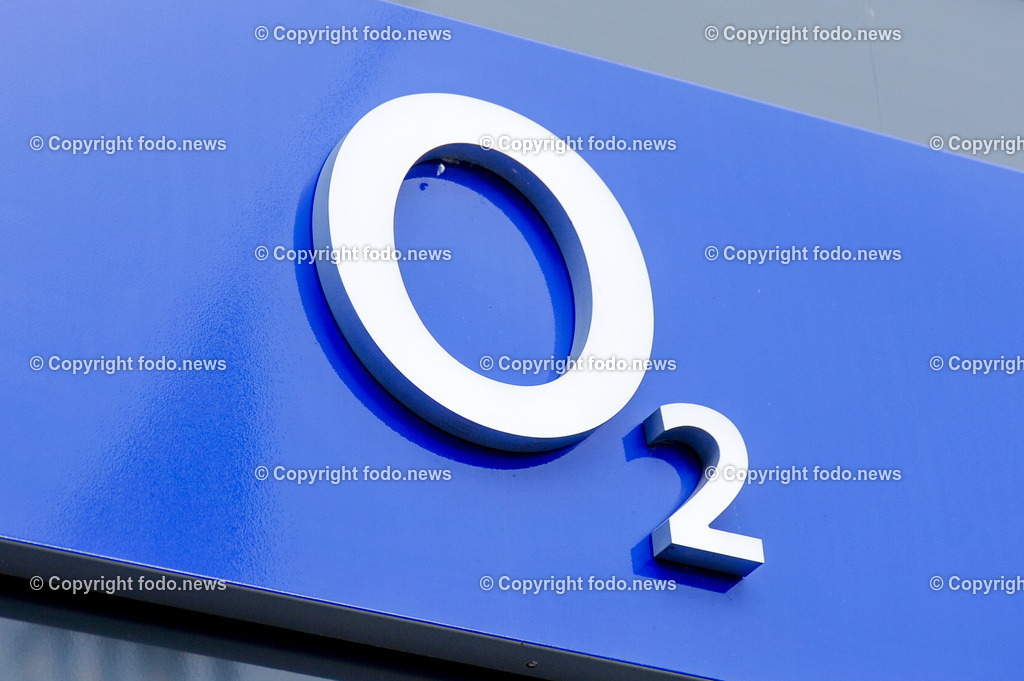 Deutschland_ Baden-Wuerttemberg_ Goeppingen_ 17.01.2025-24 | 17.01.2025, Deutschland, GER, Baden-Wuerttemberg, Goeppingen, im Bild Themenbild, Stadtansichten, O2, Handy, Internet, Mobilfunk, Mobiles Internet, Anbieter, 5G, LTE, Schild, Logo, Werbung, Reklame