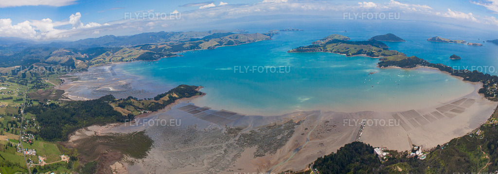 Vue aérienne: Panorama du paysage côtier sur la plage de sable du Pacifique Sud dans le district de McGreogor Bay à Coromandel dans le département Waïkato, Nouvelle-Zélande – .Photo: IMG_55537-Bearbeitet.jpg prise le 12/01/2013 par Werner Riehm/FLY-FOTO.eu – Résolution de l'original: 8902 x 3123 px
