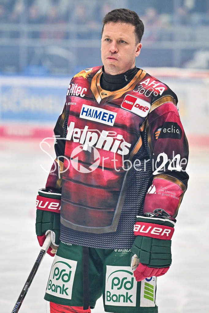 Augsburger Panther - Dresdner Eislöwen | AUGSBURG, DEUTSCHLAND - 06. MÄRZ: im Bild T. J. TREVELYAN (Augsburger Panther 24) bei den Starting Six vor dem Match zwischen den Augsburger Panthern und den Dresdner Eislöwen am 49. Spieltag der Penny DEL im Curt Frenzel Stadion