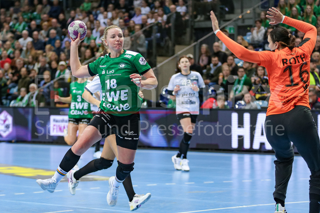 Handball, Bundesliga Frauen, VfL Oldenburg - Thüringer HC | v.li.: Lena Feiniler (VfL Oldenburg, 18) beim Wurf, am Ball, Spielszene, Aktion, Action gegen Nicole Roth (Torhüterin, Torwart, Thüringer HC, THC, 16)