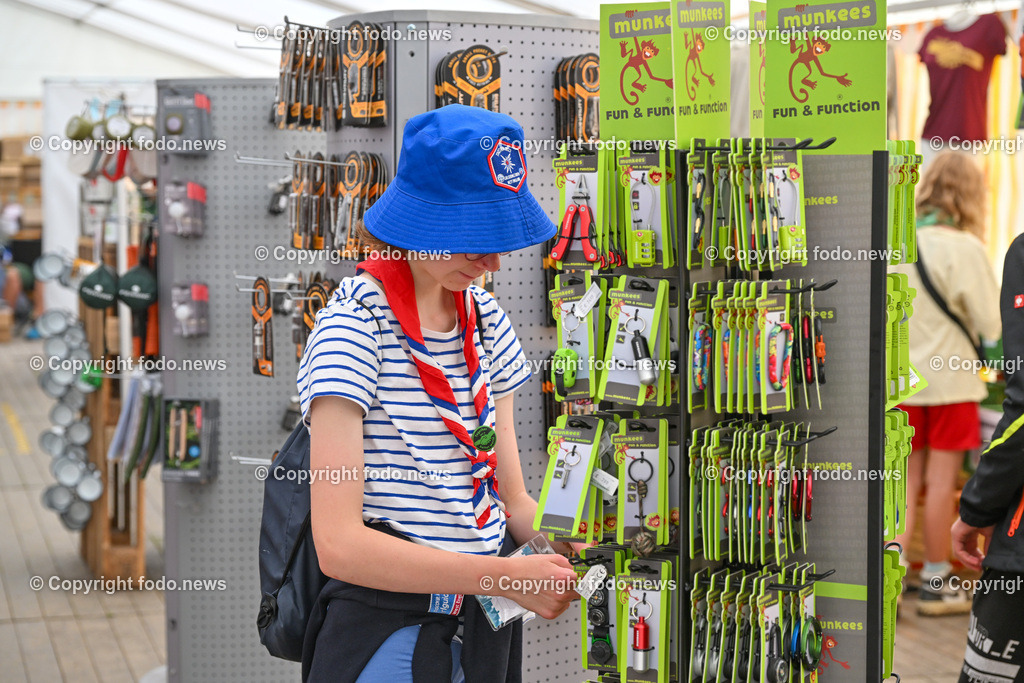 Scout Camp Austria_ 11.08.2023-21 | 11.08.2023, Berg am Attersee, AUT, Scout Camp Austria 2023, im Bild Pfadfinder beim einkaufen im Camp Shop