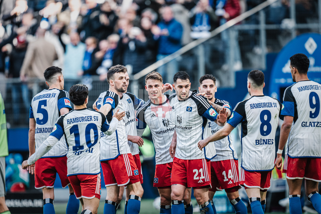 Fußball | Männer | Saison 2023/2024 | 2. Fußball-Bundesliga | 26. Spieltag | Hamburger SV vs. SV Wehen Wiesbaden | 17.03.2024 | Torschütze Miro Muheim (#28, HSV) mit dem Team